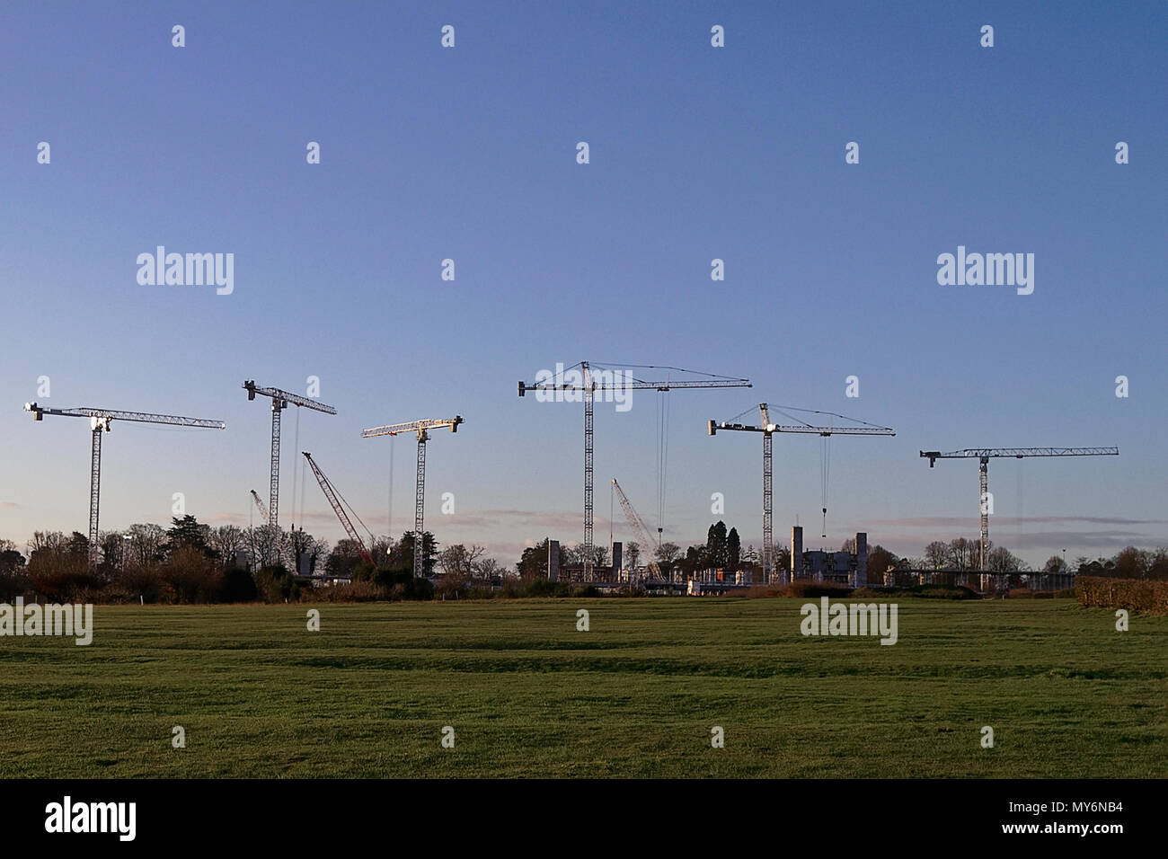 Schwere Hebezeuge & Turmdrehkrane bau Ascot Rennbahn Tribüne im Jahr 2005 Stockfoto