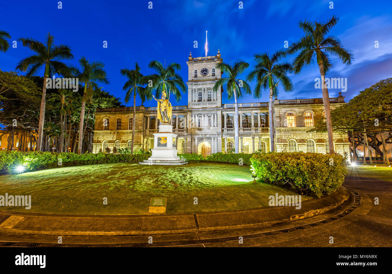 King Kamehameha Statue und Aliiolani Hale (Hawaii State Supreme Court), Honolulu, Oahu bei Dämmerung Stockfoto