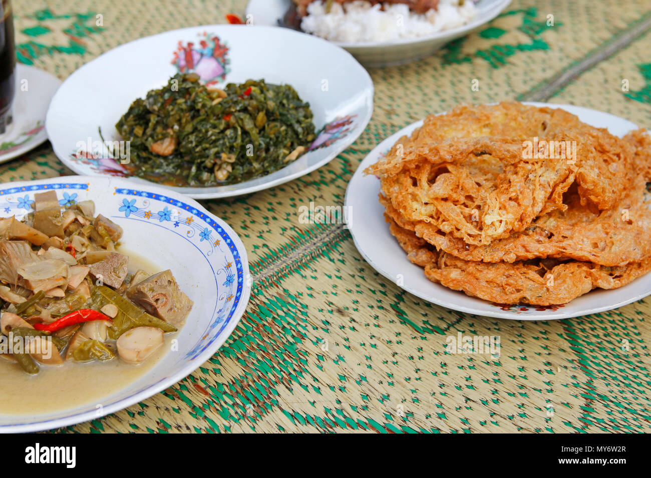 Strohmatte mit Indonesien traditionelle Gerichte in Yogyakarta, Indonesien Stockfoto