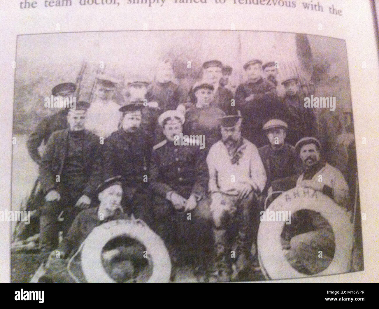 . Englisch: Svyataya Anna's Crew vor der Abreise. 20 November 2013, 19:37:16. Baldrian Albanov 470 Saintannacrew Stockfoto