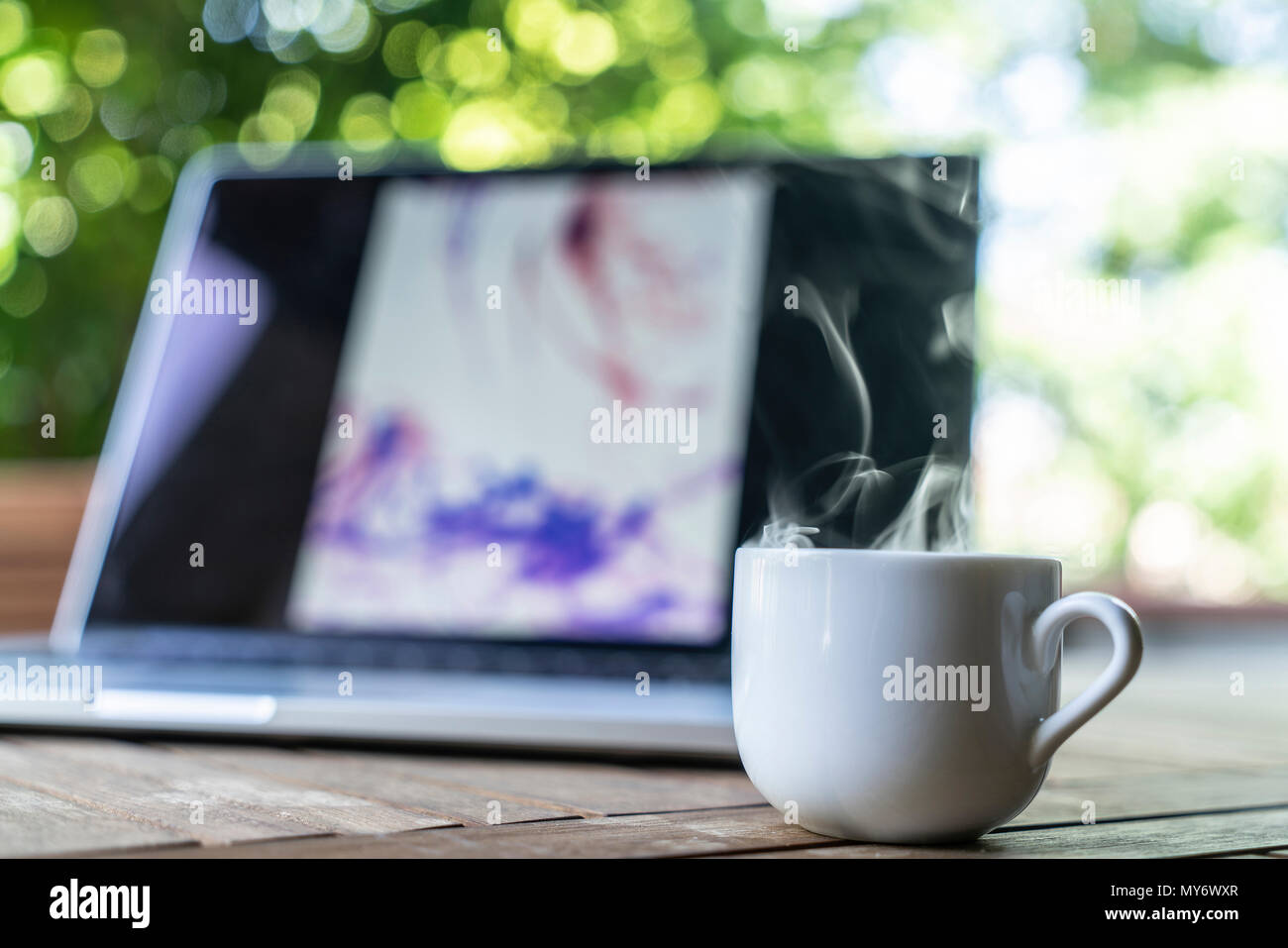 Rauchen Tasse Kaffee mit Laptop, Arbeiten von zu Hause aus Konzept Stockfoto