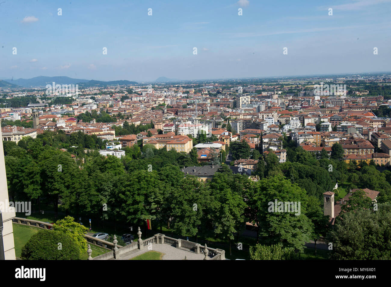 Europa, Italien, Lombardei, Bergamo. Obere Stadt ist eine mittelalterliche Stadt von grossem touristischen und kulturellen Interesse. Landschaft der unteren Stadt. Stockfoto