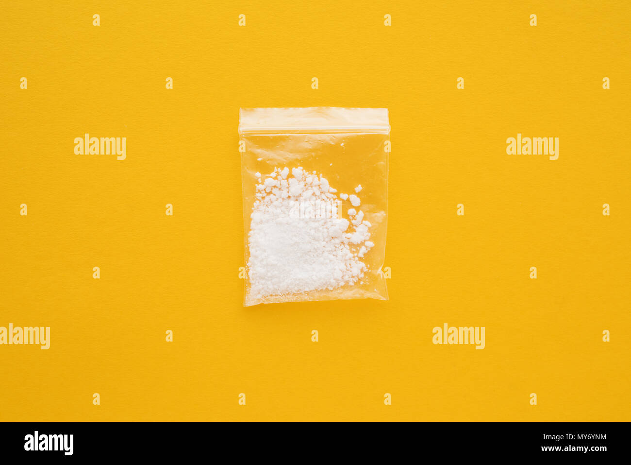 Kokain die Droge im wiederverschließbaren Beutel auf gelben Hintergrund Stockfoto