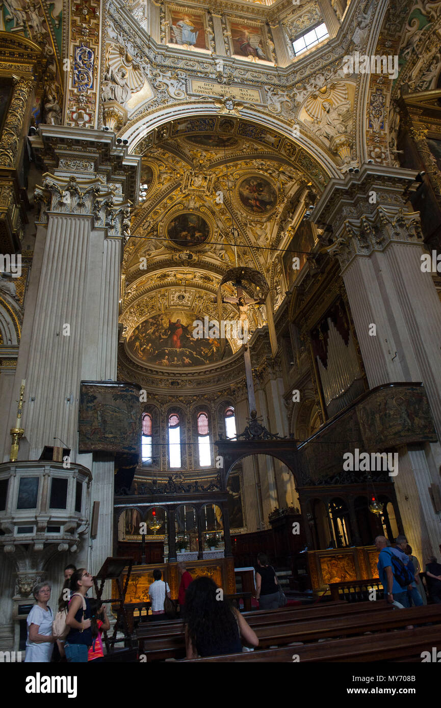 Italien - Lombardei, Bergamo - Obere Stadt ist ein mittelalterliches Dorf, die Basilika von St. Maria Maggiore im 12. Jahrhundert erbaut. Barock vault Dekoration. Va Stockfoto