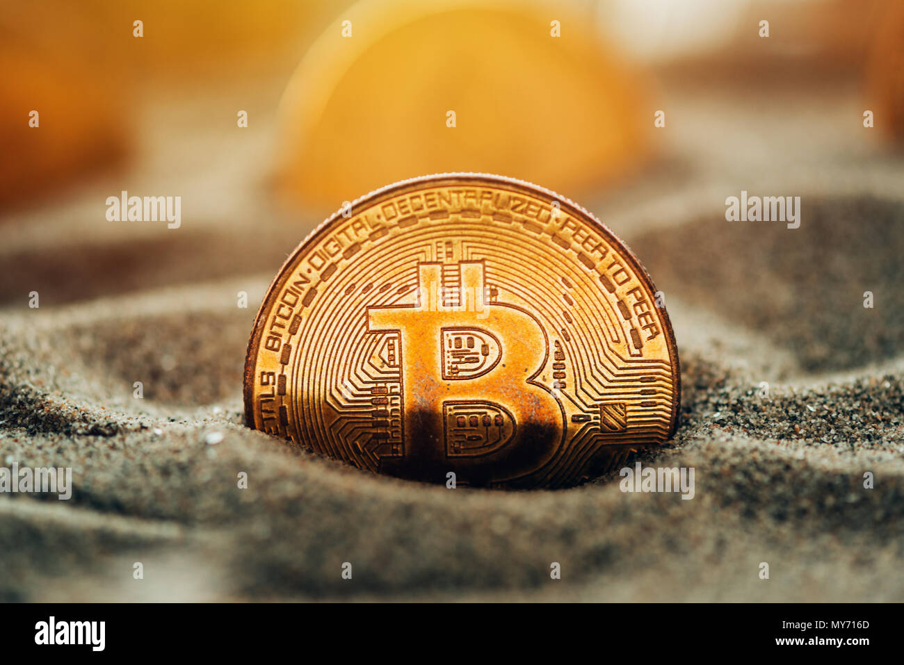 Bitcoin cryptocurrency Münzen im Sand vergraben, konzeptionelle Bild für Crypto Bergbau und neu gefundenen Schätze Metapher, selektiven Fokus Stockfoto