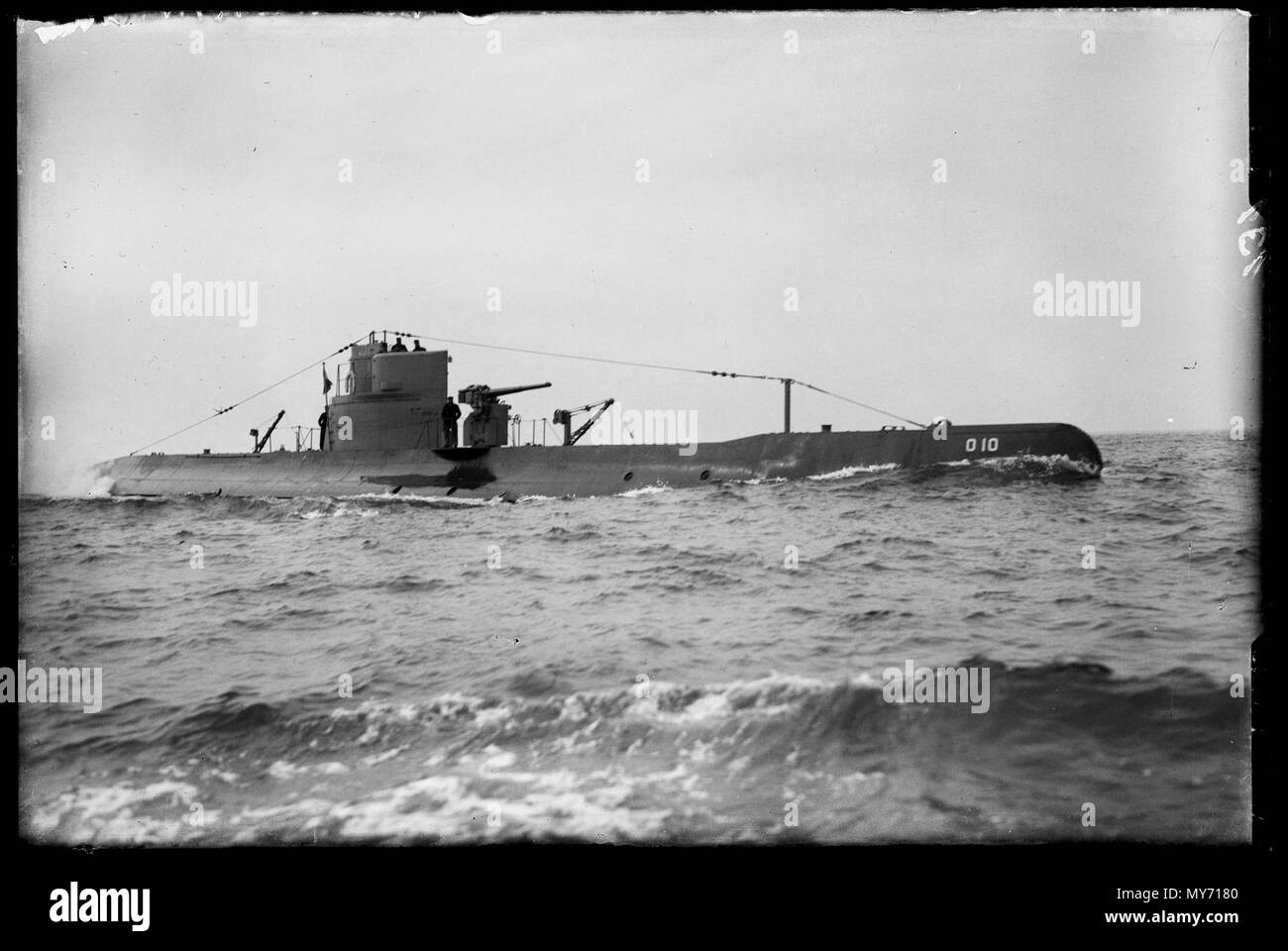 Onderzeeboot HR-MS010. Onderzeeboot Hr. Ms 010 (uit 1926) op Zee met bemanning aan dek Den Helder 1930 Catalogusnummer: RAA 003012629 Collectie Regionaal Archief Alkmaar Stockfoto