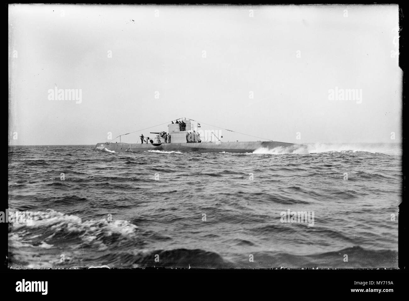 Onderzeeboot HR-MS010. Onderzeeboot Hr. Ms 010 (uit 1926) passeert met onder Meer burgerbemanning aan dek Den Helder 1930 Catalogusnummer: RAA 003012783 Collectie Regionaal Archief Alkmaar Stockfoto