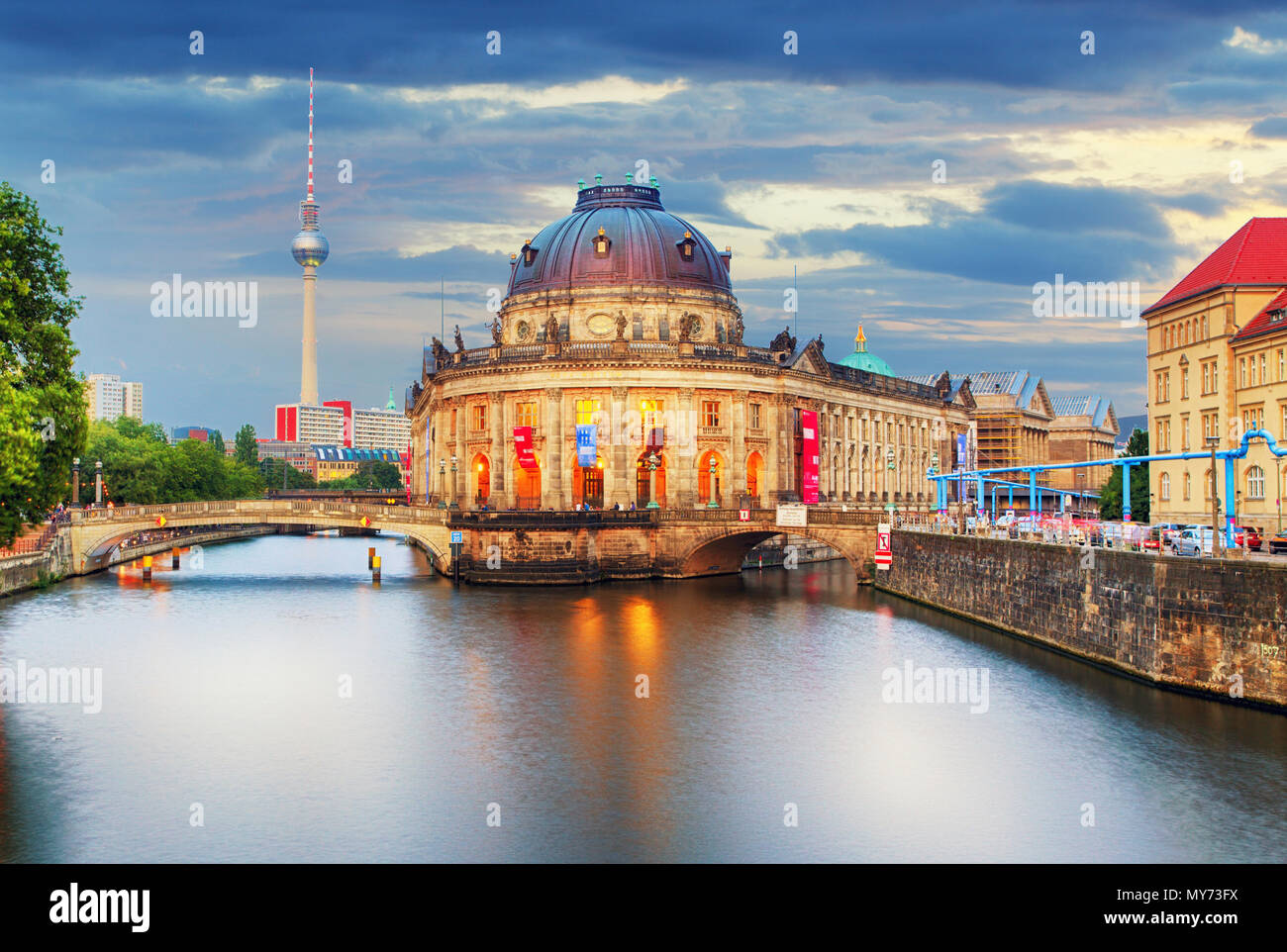 Museumsinsel auf Spree und Alexanderplatz Fernsehturm im Zentrum von Berlin, Deutschland Stockfoto