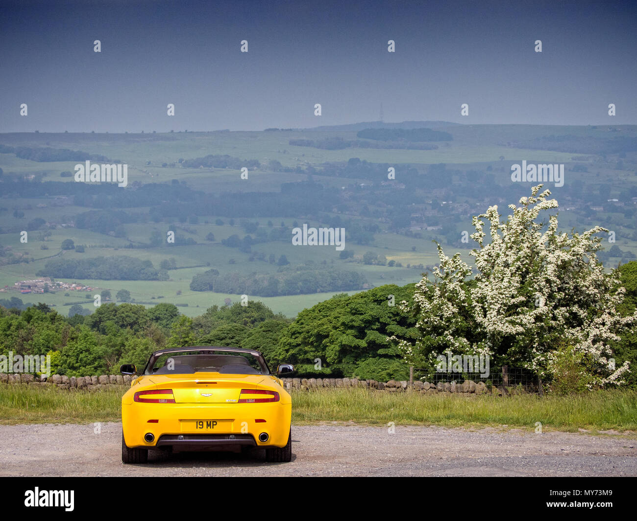 2008 Aston Martin Vantage Cabriolet an die Kuh & Kalb Felsen Ilkley Moor North Yorkshire UK Stockfoto
