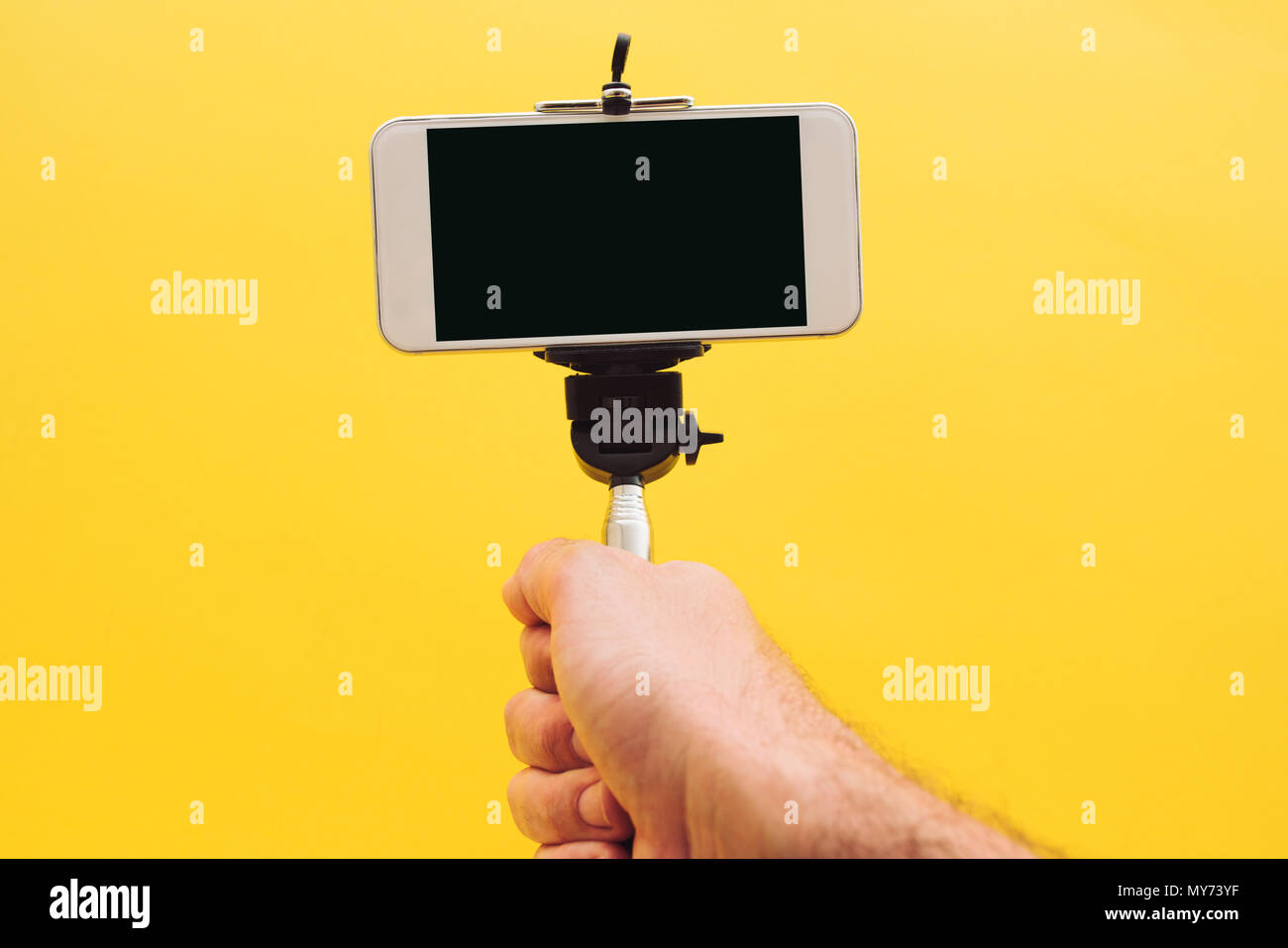 Hand und auf selfie stick Smartphone, leeren Bildschirm als Kopie Platz für Bild Stockfoto