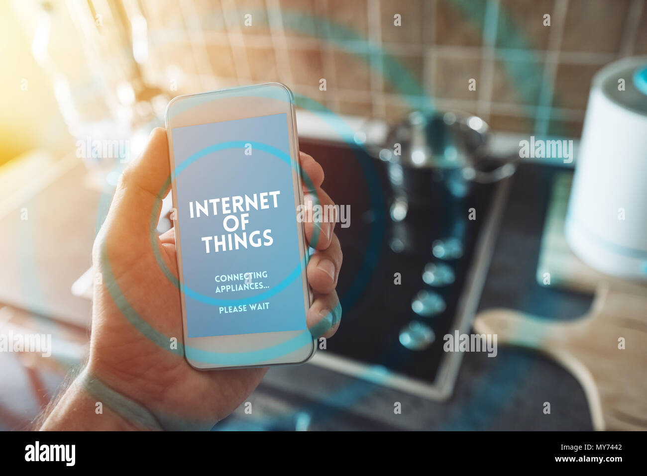 Internet der Dinge, Smartphone anschließen mit Cerankochfeld. Smart Home Küche Gerät die Verbindung mit dem Mobiltelefon und den Austausch von Daten. Stockfoto