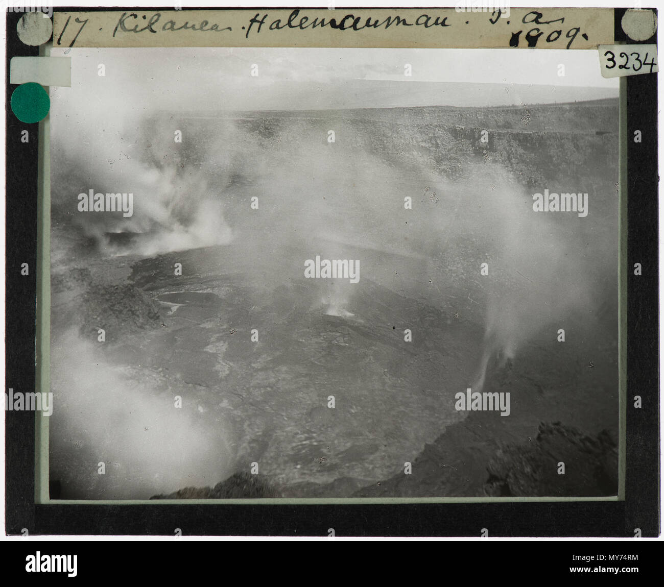 . Englisch: Titel Kilauea, Halemaumau Beschreibung Blick auf den Krater mit Lavasee unten, mit Dampf. Dargestellt Ort Kilauea, Hawaii Datum 1909 Medium Schwarz und Weiß Glas Laterne Folie Fotograf Tempest Anderson (1846 - 1913) Beschreibung der Britischen Auge Chirurg, Vulkanologe, Fotograf und Chirurg York Auge Chirurg, Vulkanologen und Entdecker Geburtsdatum / Tod vom 7. Dezember 1846, 26. August 1913 Ort der Geburt / Todes York Roten Meer Authority control: Q 7698366 VIAF: 31668298 ISNI: 0000 0001 1051 1523 LCCN: Nr. 2002075645 SUDOC: 158303962 WorldCat Institution York Stockfoto