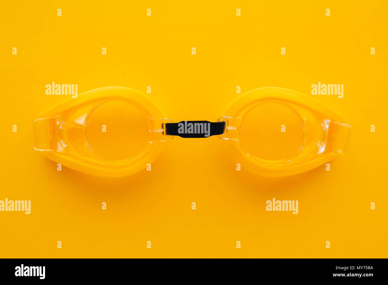 Schwimmbrille auf gelbem Hintergrund, Ansicht von oben flach minimale Zusammensetzung Stockfoto
