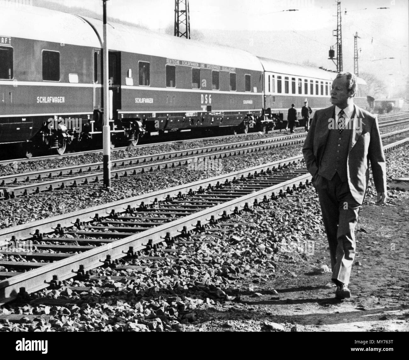 Bundeskanzler Willy Brandt Wanderungen zwischen den Tracks auf dem Bahnhof in Hannoversch Muenden, am 08. April 1974. Brandt aus Bonn am Montag (08.04.1974), die in einem speziellen Zug für eine zweitägige Information Besuch in Niedersachsen. | Verwendung weltweit Stockfoto
