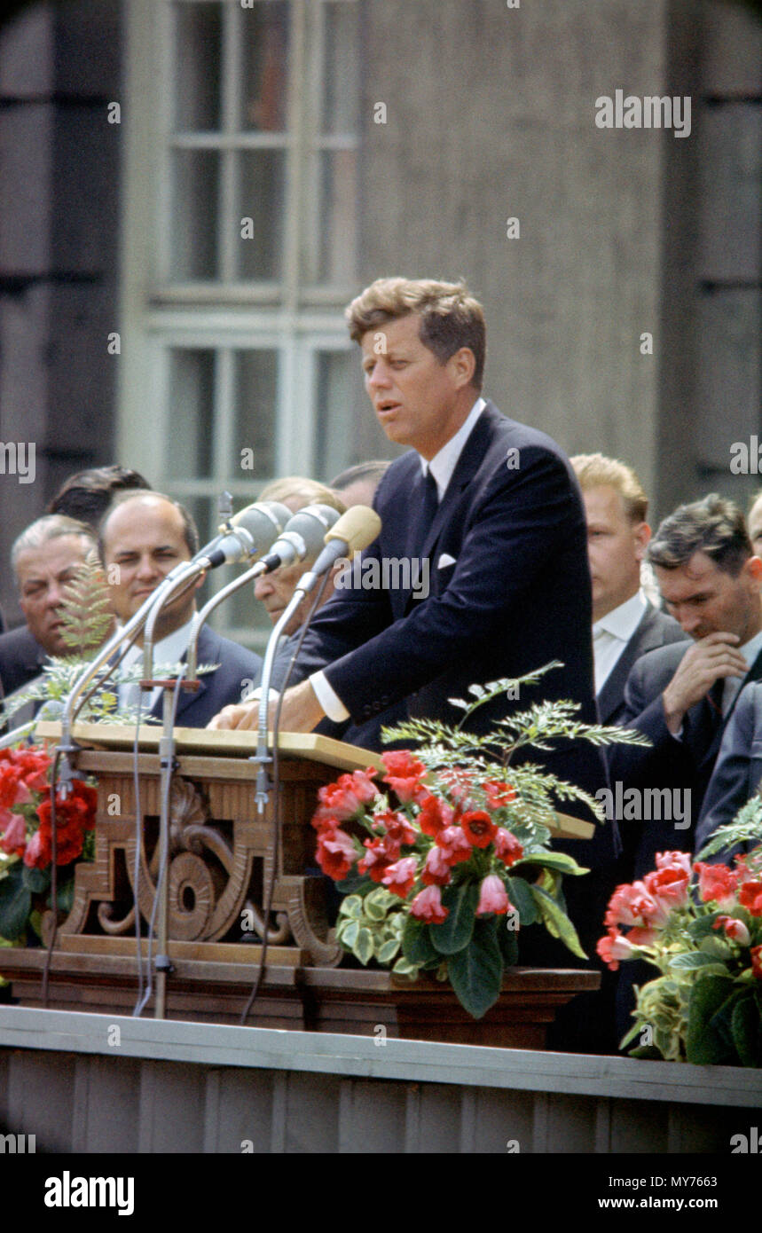 US-Präsident John F. Kennedy während seiner Rede in Schöneberg, Rathaus  (26.06.1963) in Berlin, wo er sagte, die berühmten und legendären Satz in  Deutsch "Ich bin ein Berliner' seine Nähe zu den Menschen