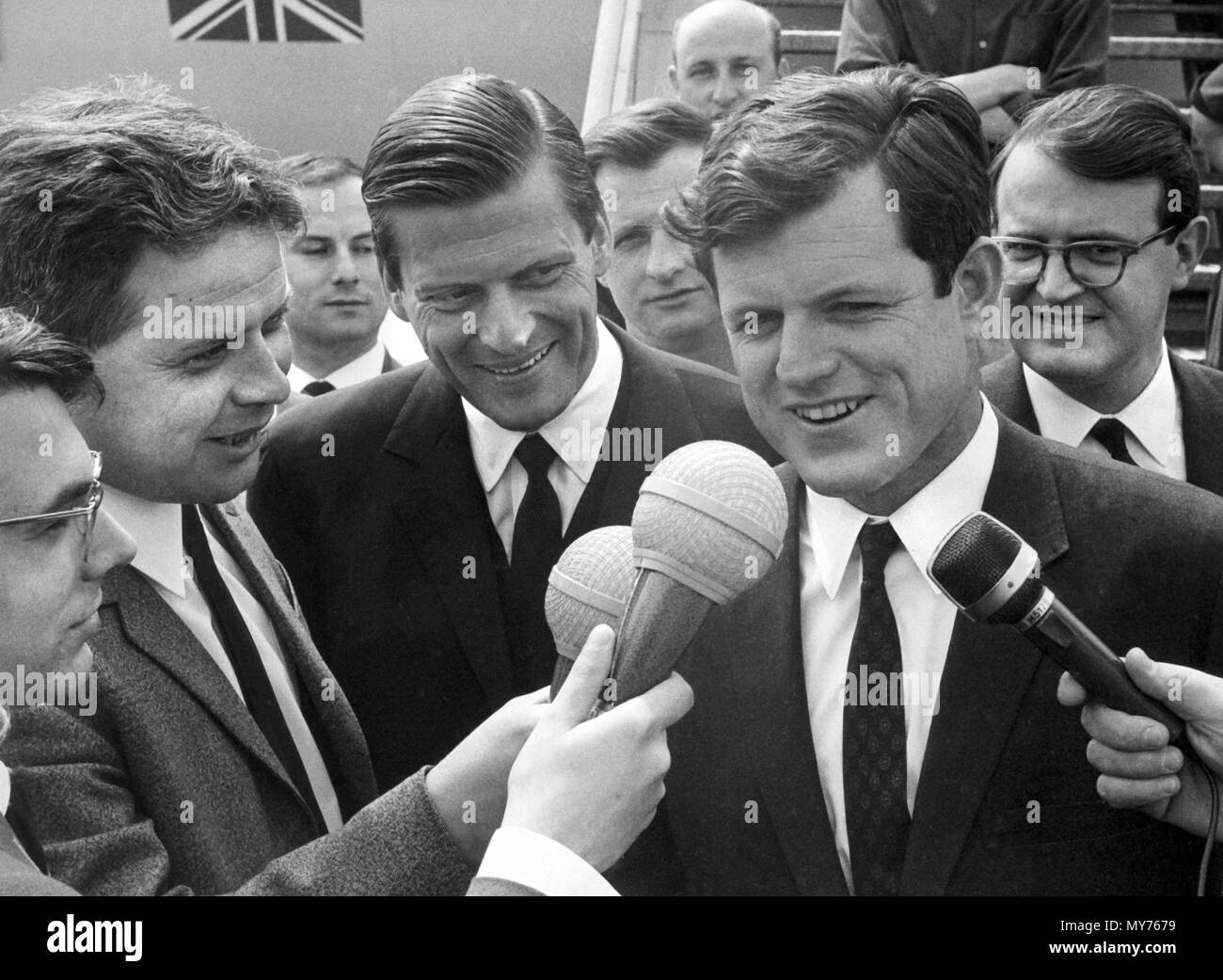 Der demokratische Senator aus Massachusetts, Edward Kennedy (r), spricht mit Journalisten nach seiner Ankunft am Flughafen Rhein-Main in Frankfurt, Deutschland, am 9. Mai 1966. Auf der linken Seite ist der CDU-Politiker Walter Leisler Kiep. | Verwendung weltweit Stockfoto