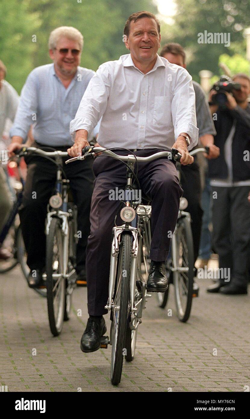 Bundeskanzler Gerhard Schroeder hat das Haus von Konrad Adenauer mit dem  Fahrrad in Roehndorf, Deutschland, am 16. Juli 1999. Schroeder  verabschiedete sich von der Rheinland mit einer Radtour aus dem Bundeshaus  dem