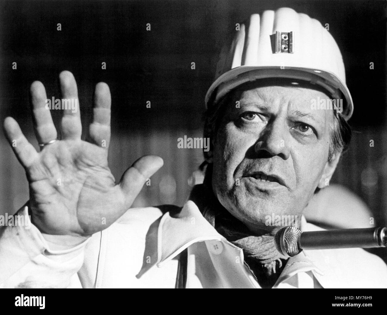 Bundeskanzler Helmut Schmidt (SPD) auf einer Pressekonferenz nach dem Besuch der Ruhrkohle Zeche "Zollverein" in Essen, Deutschland, am 20. April 1975. | Verwendung weltweit Stockfoto