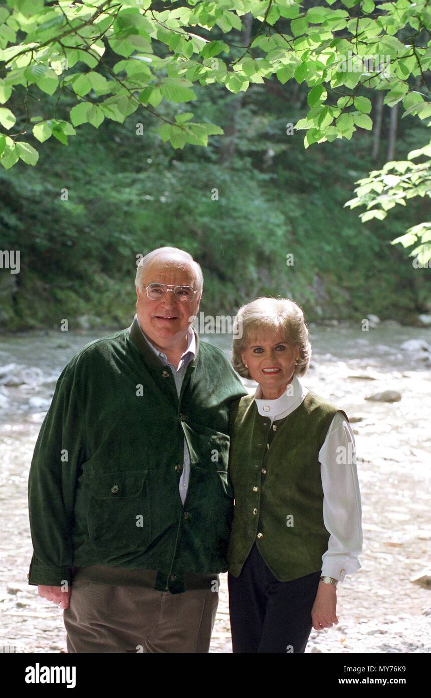 Bundeskanzler Helmut Kohl und seine Frau Hannelore bedeuten für die offiziellen Feiertag Foto in der Zinkenbachklamm Schlucht, die während ihrer Ferien in Österreich, am 8. August 1997. | Verwendung weltweit Stockfoto