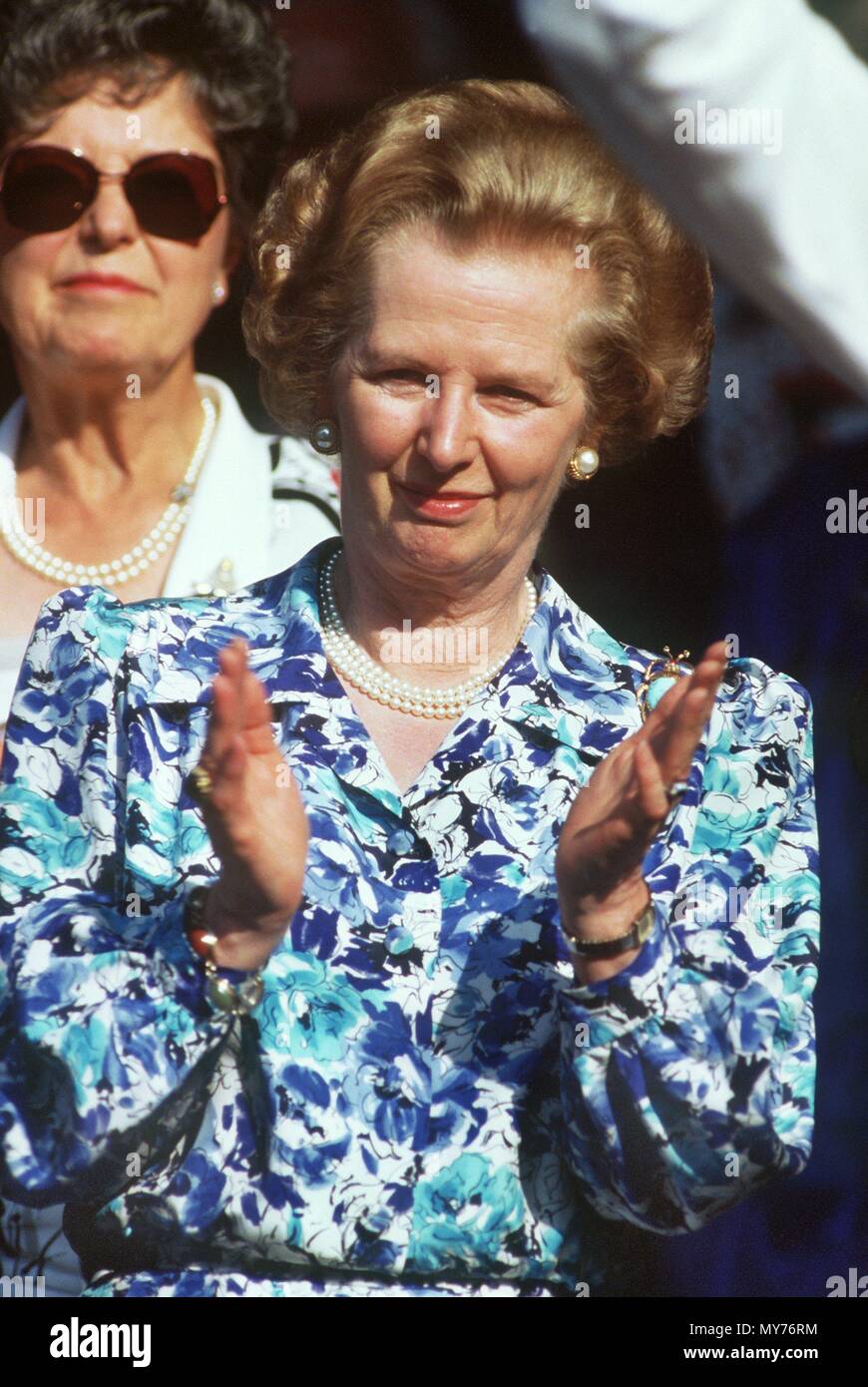 Die britische Premierministerin Margaret Thatcher ist ein Zuschauer bei den internationalen Tennismeisterschaften in Wimbledon, Großbritannien, am 5. Juli 1987. | Verwendung weltweit Stockfoto