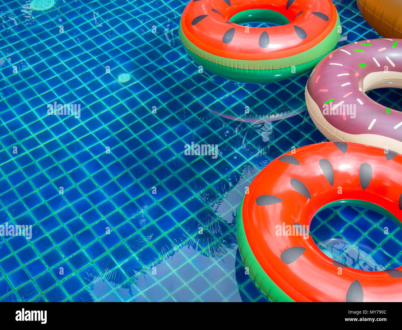Bunte Pool Float Ringe sind schwimmende Schwimmbad Hintergrund, Sommer Konzept Stockfoto