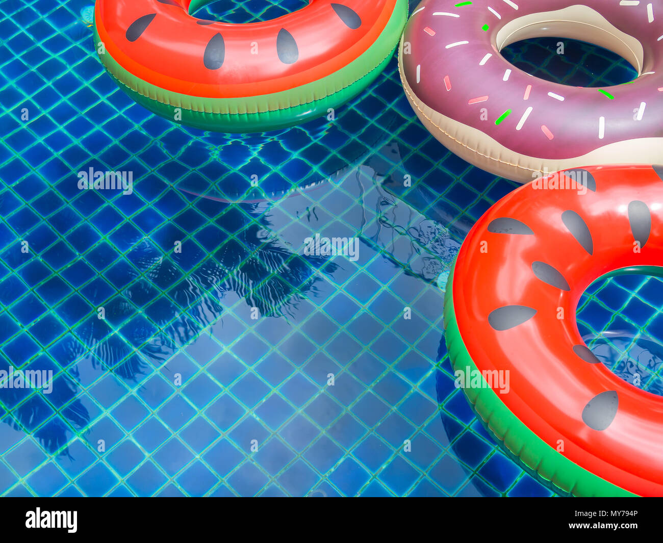 Bunte Pool Float Ringe sind schwimmende Schwimmbad Hintergrund, Sommer Konzept Stockfoto