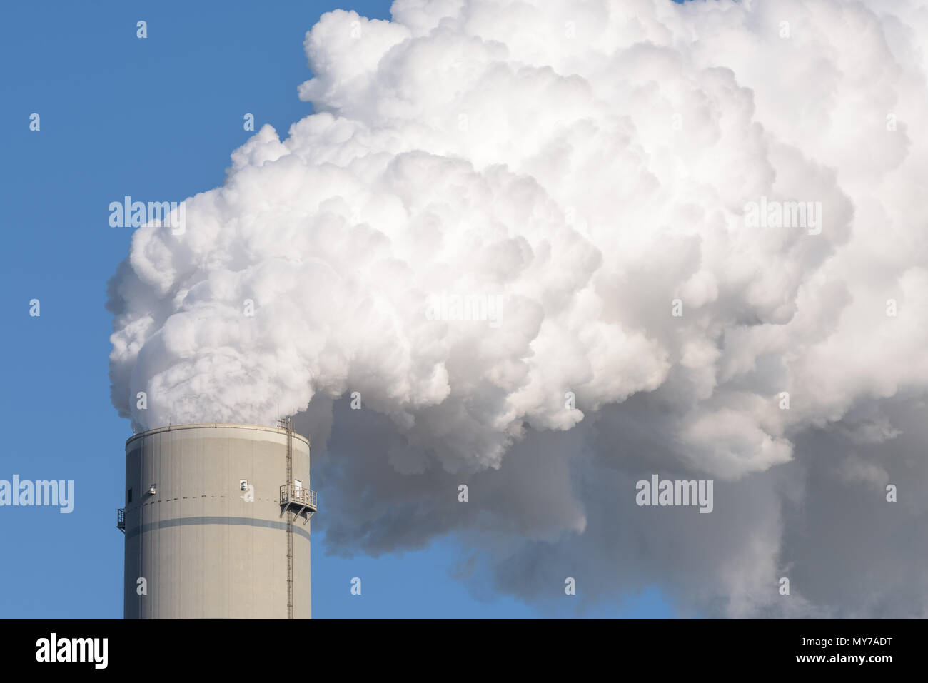Nahaufnahme Von Einem Schornstein Eines Fossilen Kraftstoff Kohle Kraftwerk Mit Weisser Rauch Gegen Ein Vollstandig Blauer Himmel Und Viel Platz Kopieren Stockfotografie Alamy