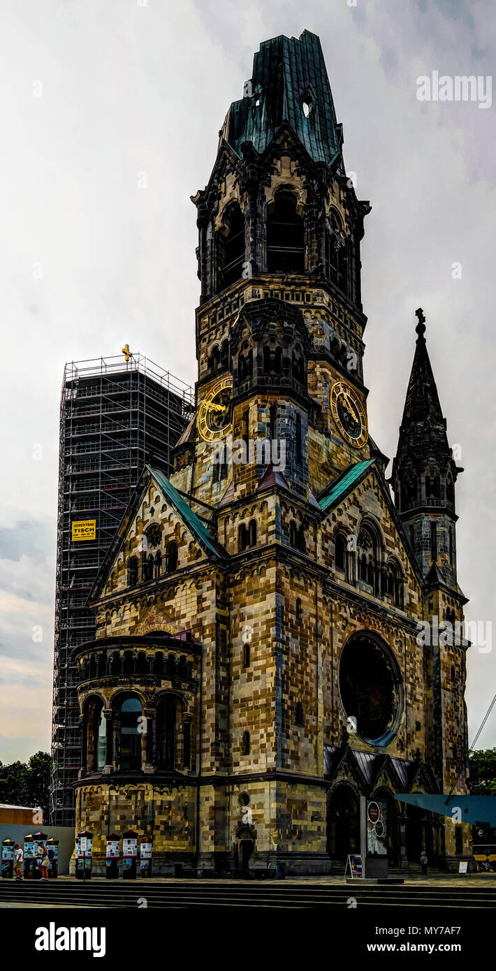 Außenansicht zu Kaiser-Wilhelm-Gedachtnis-Kirche in Berlin, Deutschland Stockfoto