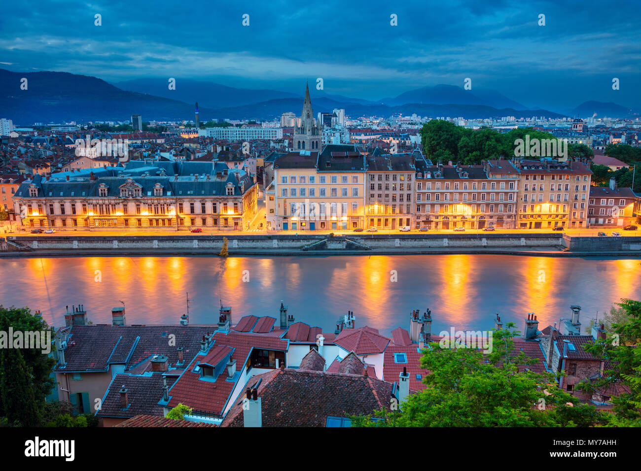 Grenoble. Antenne Stadtbild Bild von Grenoble, Frankreich während der Dämmerung blaue Stunde. Stockfoto