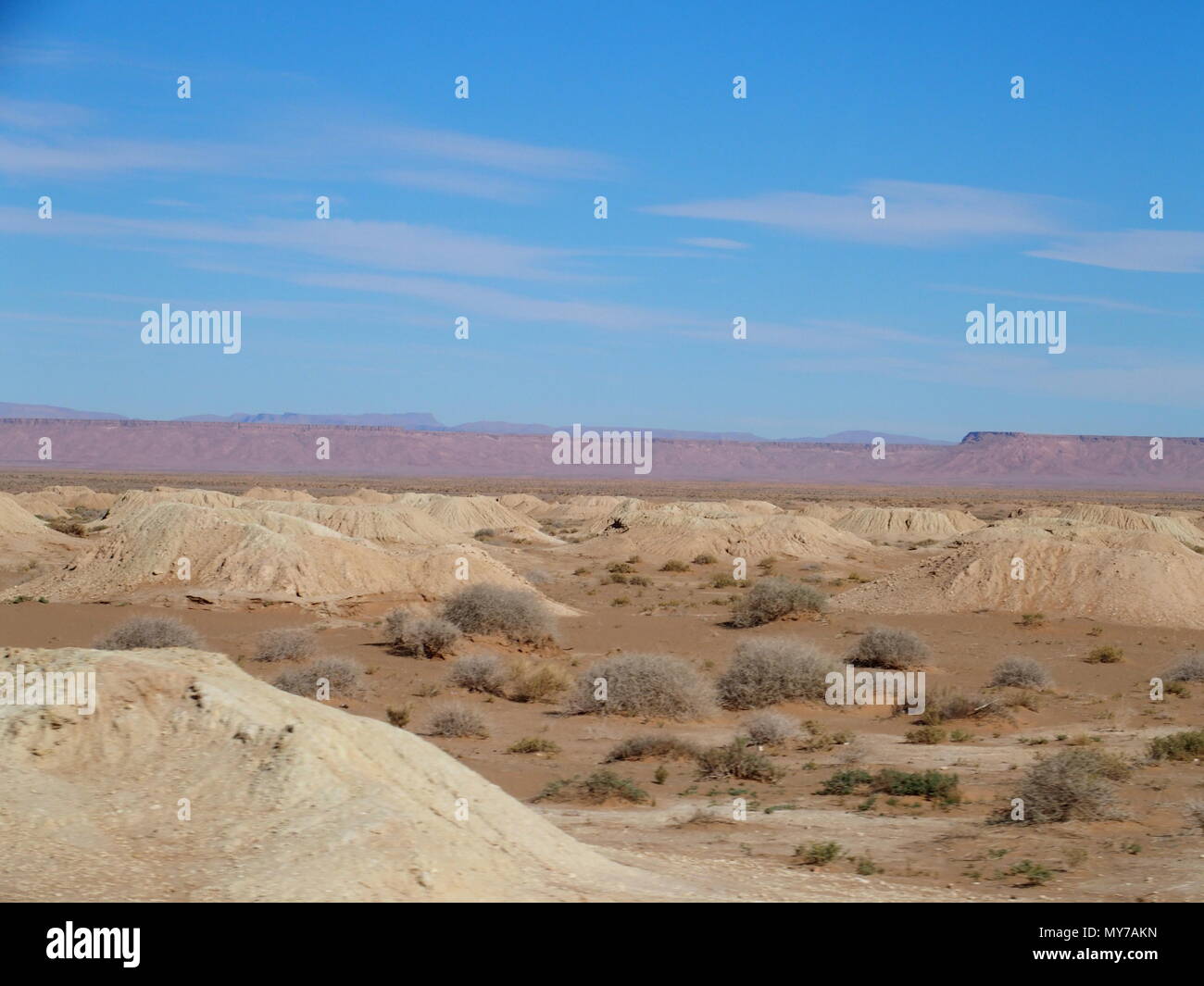 Brillante Panorama von Ketthara, das Wasser gut an afrikanischen Wüste Sahara Landschaften in der Nähe von Erfoud in Marokko mit klaren blauen Himmel in 2017 kalten sonnigen Stockfoto
