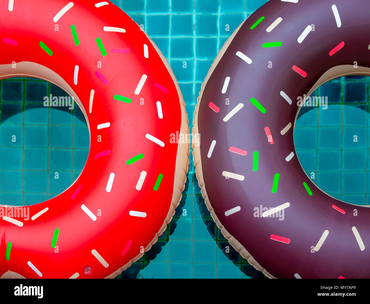 Bunte Pool Float Ringe sind schwimmende Schwimmbad Hintergrund, Sommer Konzept Stockfoto