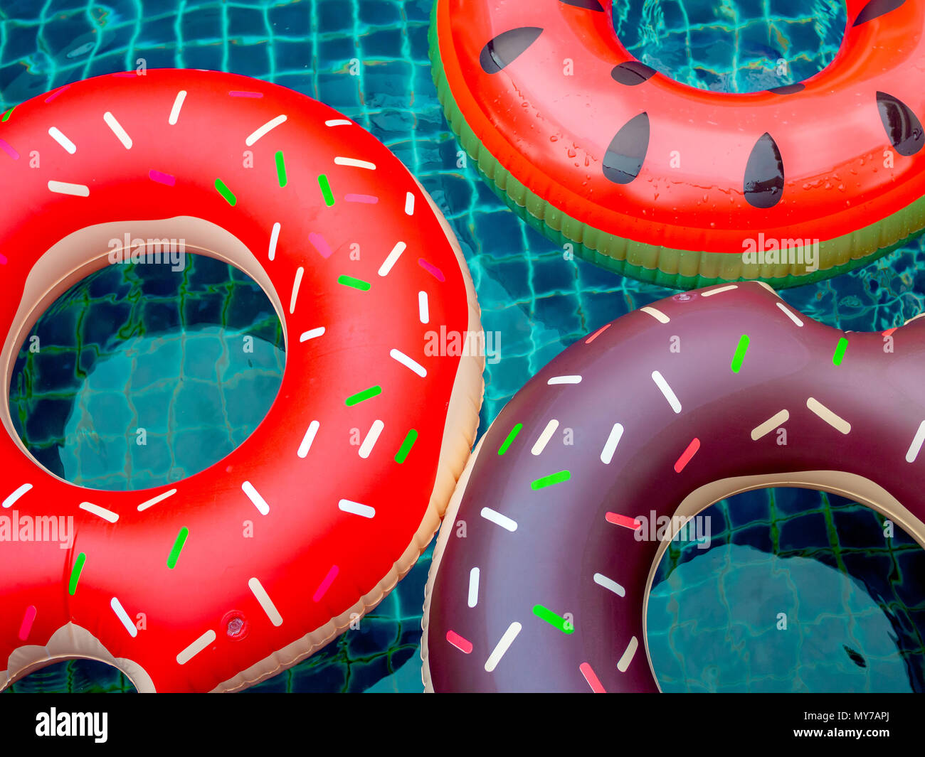 Bunte Pool Float Ringe sind schwimmende Schwimmbad Hintergrund, Sommer Konzept Stockfoto