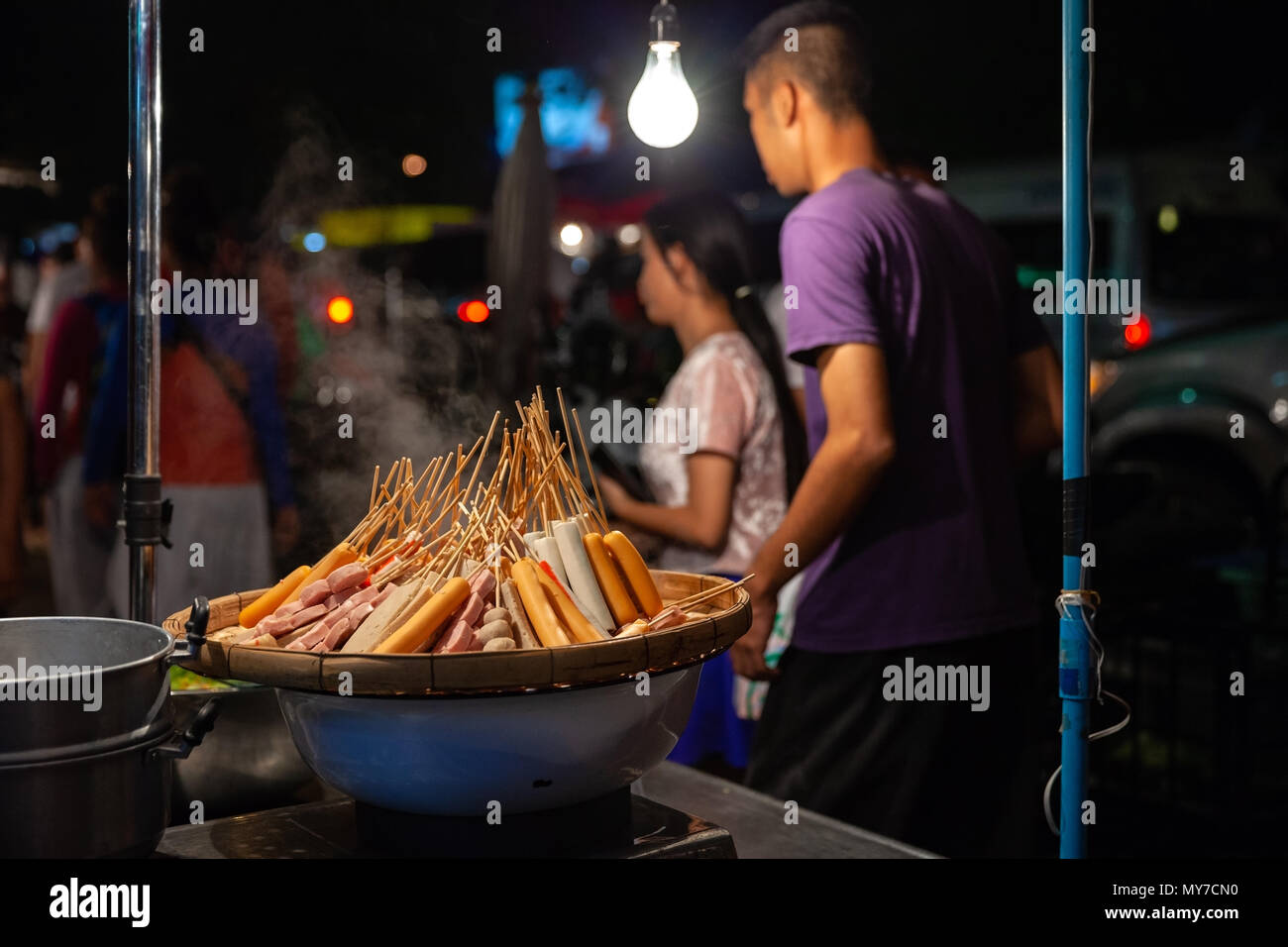 CHIANG MAI, THAILAND - 27. August: Würstchen für Verkauf am Samstag Nacht Markt (Walking Street) am 27. August 2016 in Chiang Mai, Thailand. Stockfoto