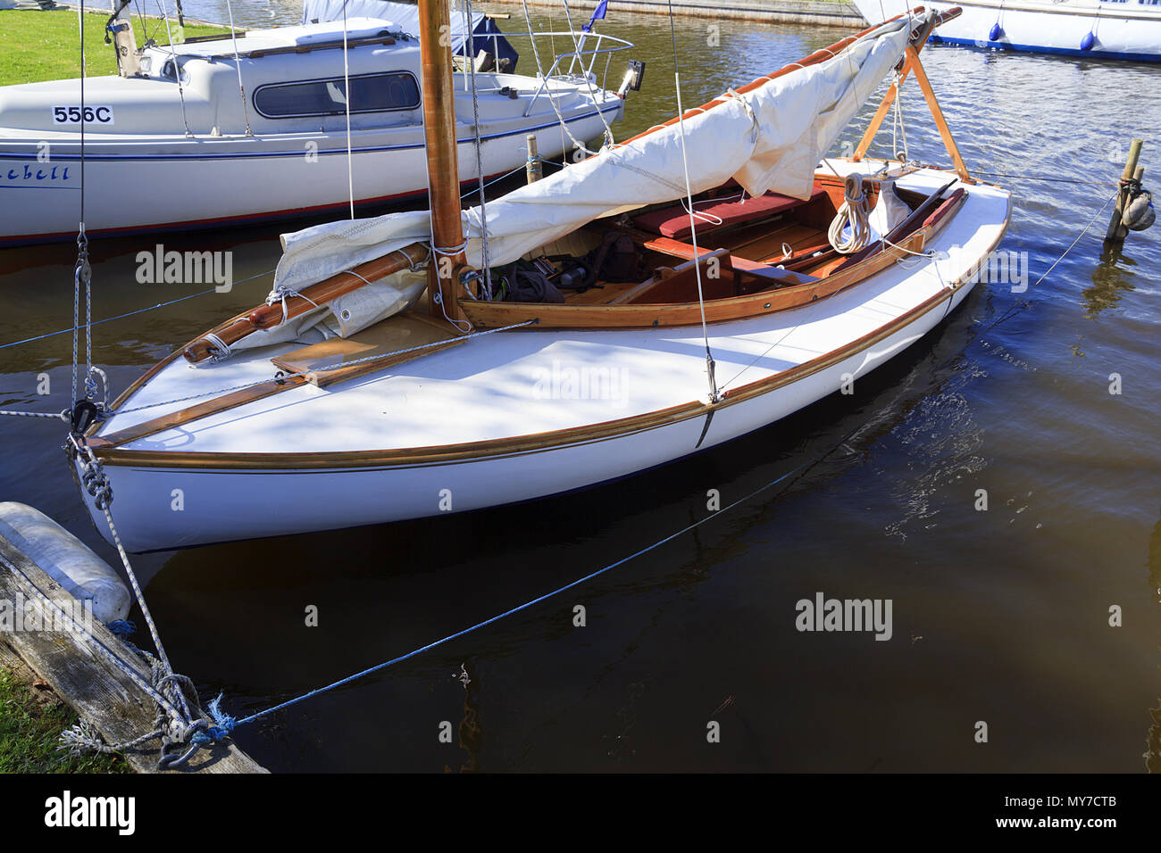 Segeln Sie mit dem Boot auf der Anlegestelle auf Hickling Broad auf den Norfolk Broads, Großbritannien Stockfoto