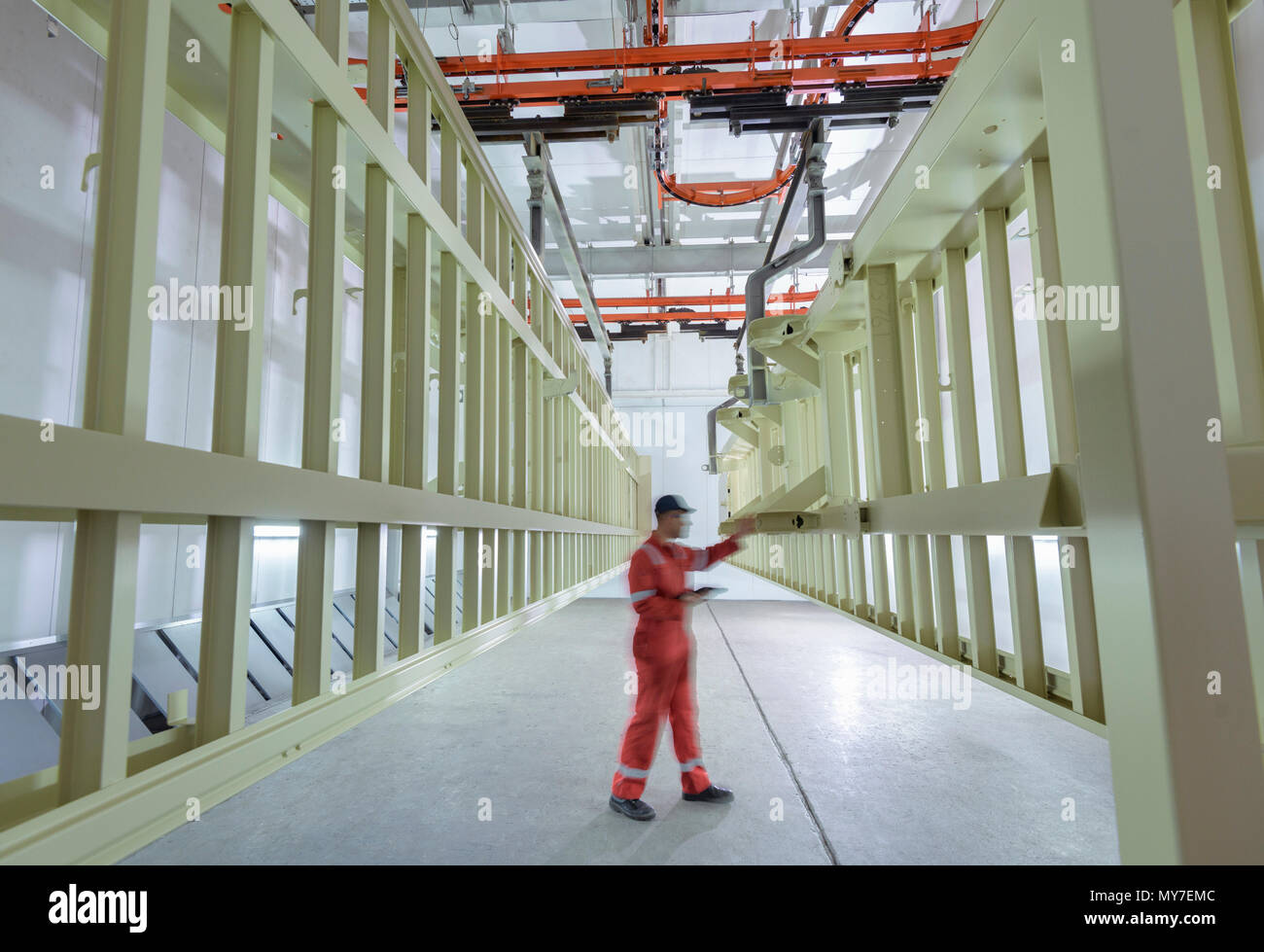 Arbeitnehmer Inspektion lackierte Gehäuse im Trockenraum in Anhänger Fabrik Stockfoto