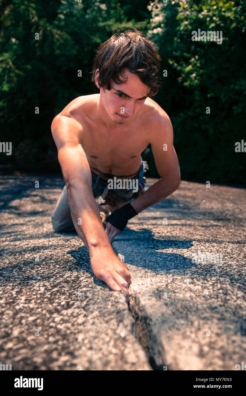 Männliche Kletterer, Klettern Granitfelsen (der Chef), Ansicht von oben, Squamish, Kanada Stockfoto