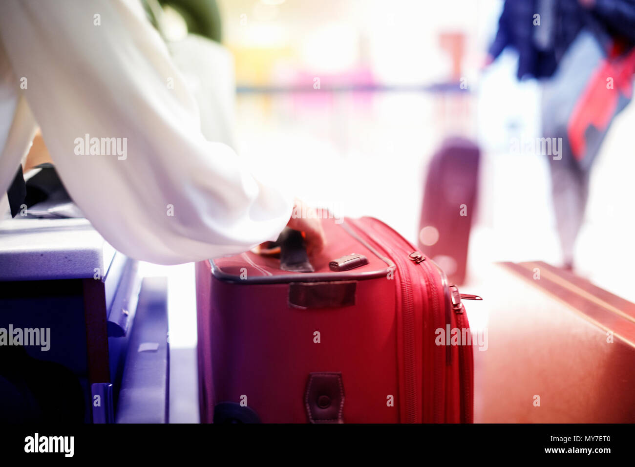 Frau laden Koffer auf gepäckkarussell Stockfoto