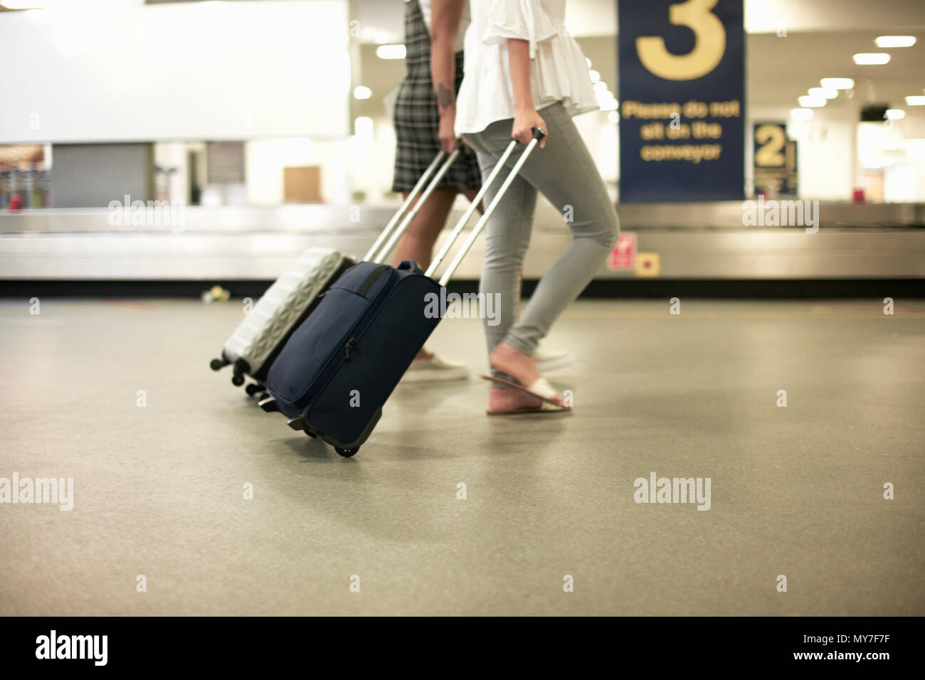Freunde mit Rädern Koffer im Flughafen Stockfoto