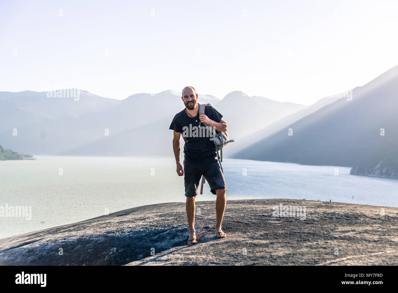 Portrait des jungen Mannes stehen auf Der Malamute, Squamish, Kanada Stockfoto