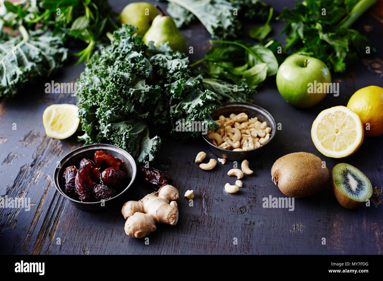 Zutaten für Grünkohl und Kiwi Frucht green Smoothie, close-up Stockfoto