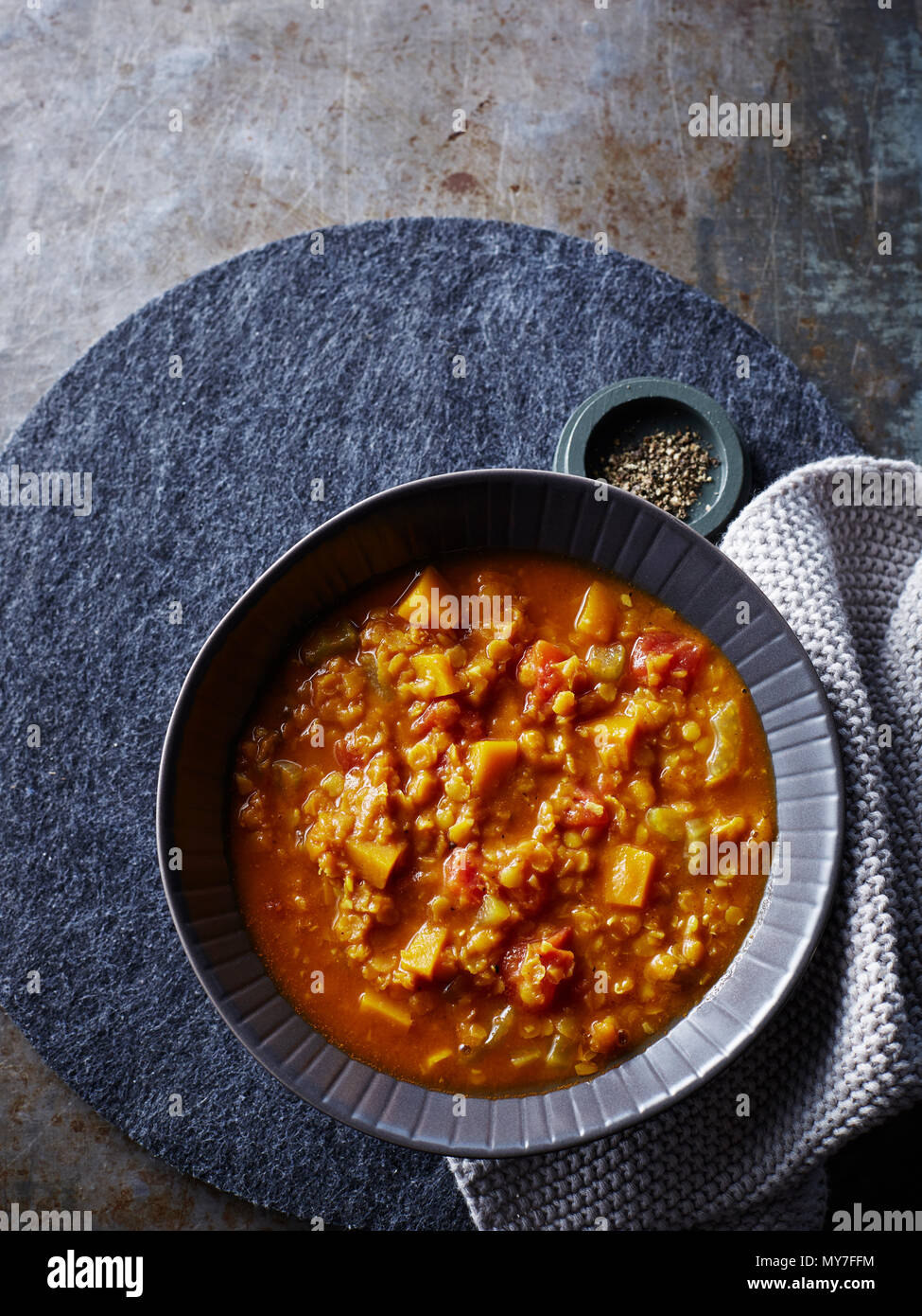 Stillleben mit Schüssel von würzigen Kürbis Linsensuppe Tomatensuppe, Ansicht von oben Stockfoto