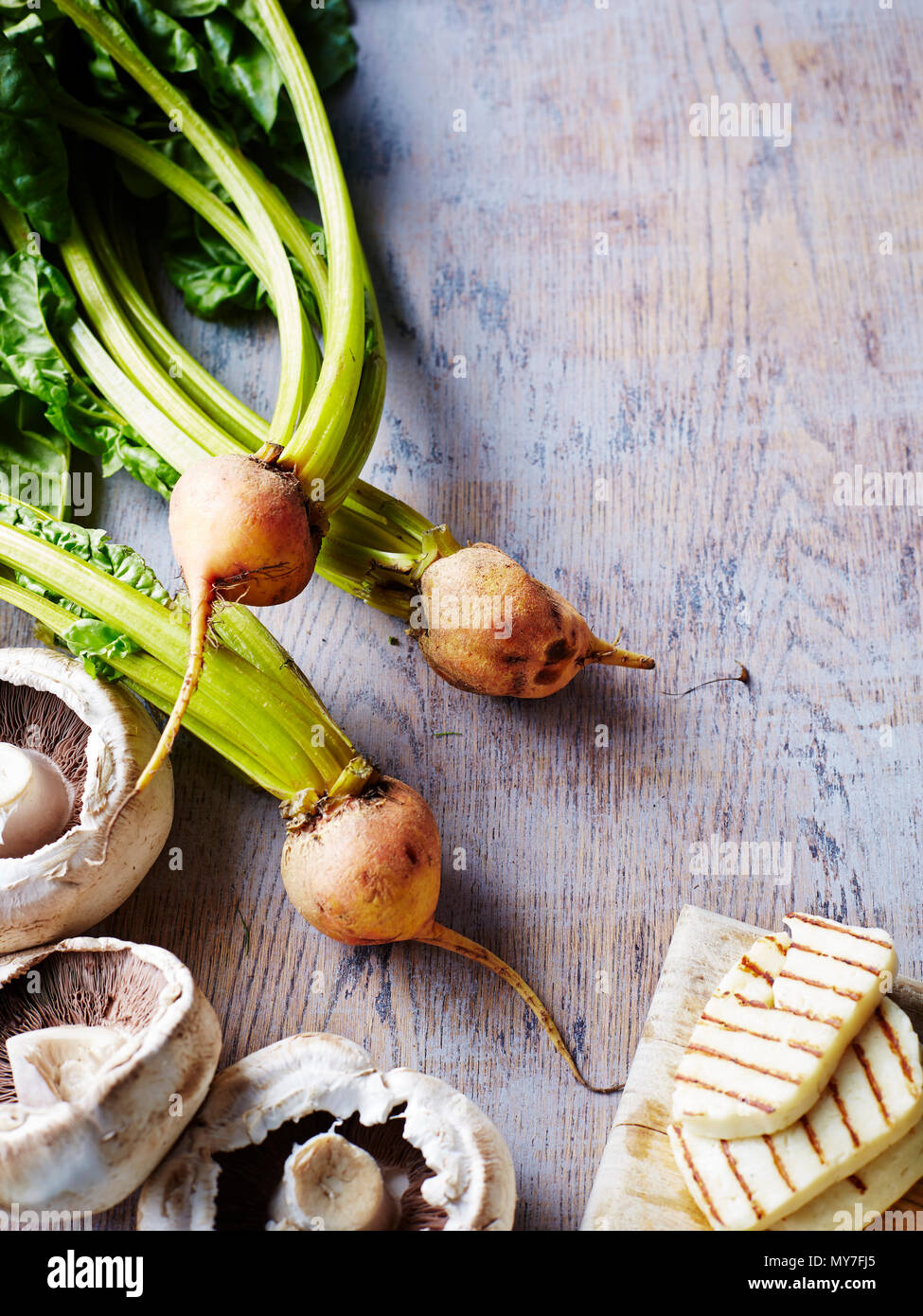 Pilze, halloumi, goldene Rüben Stockfoto