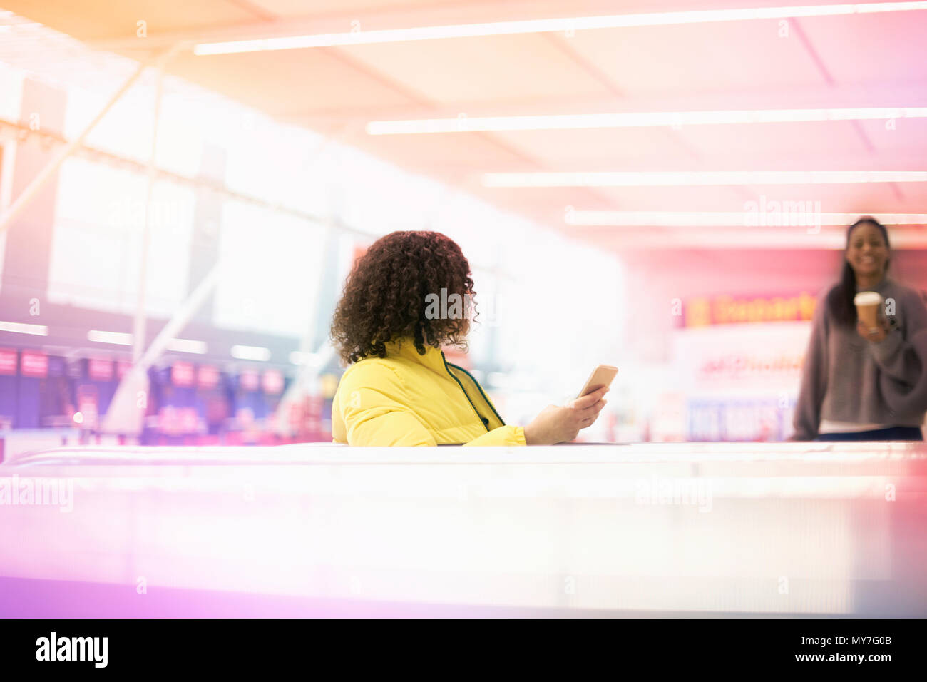 Zwei erwachsene Frauen treffen im Flughafen Abflughalle Stockfoto