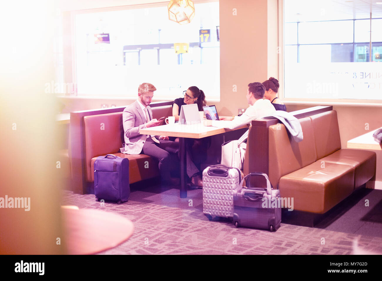 Geschäftsmänner und Frauen Business Treffen im Flughafen lounge Stockfoto
