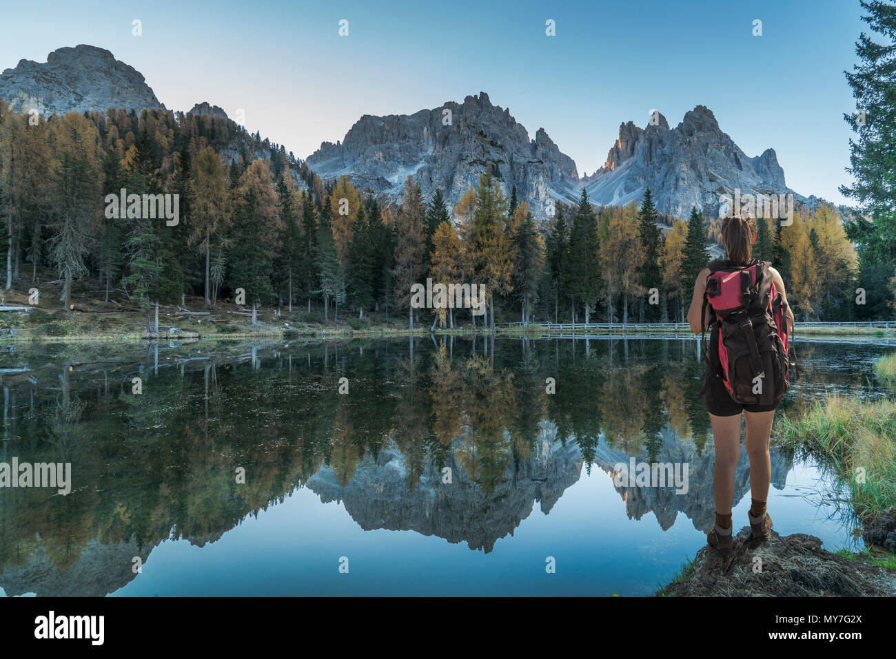 Wanderer, die von See und Berge, Dolomiten, Cortina d'Ampezzo, Venetien, Italien Suche Stockfoto