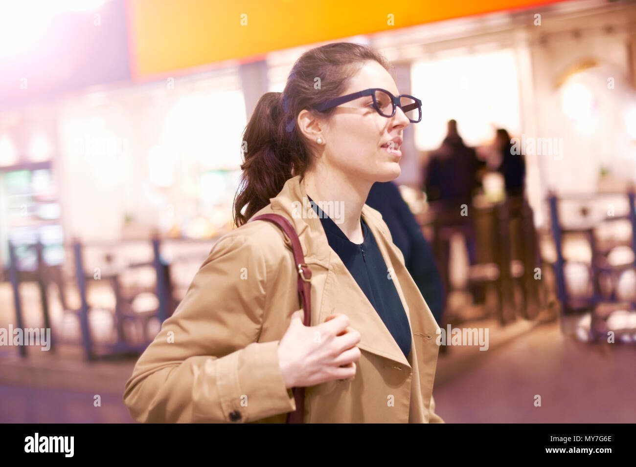 Geschäftsfrau zu Fuß durch Flughafen, gehetzten Ausdruck Stockfoto
