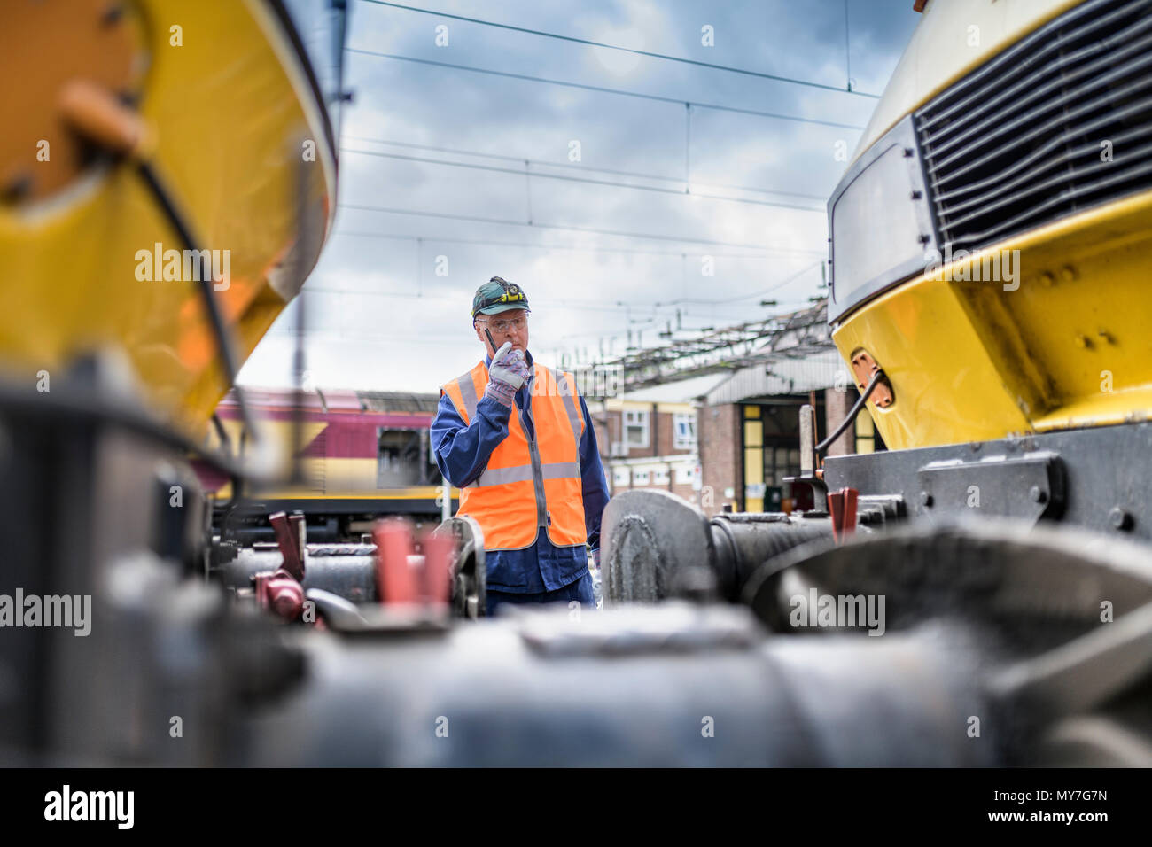 Ingenieur mit Walkie-talkie-Lokomotive zu führen Stockfoto