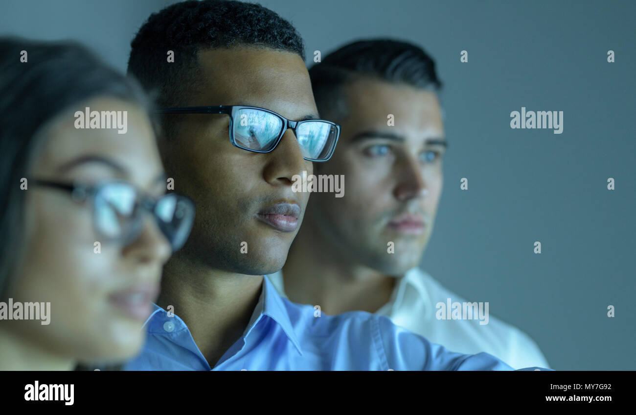 Business Team Inspektion Grafiken auf einem interaktiven Bildschirm in Gläsern in business meeting wider Stockfoto