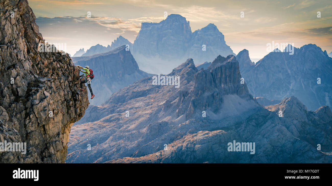 Kletterer auf felsigen Wand, Dolomiten, Cortina d'Ampezzo, Venetien, Italien Stockfoto