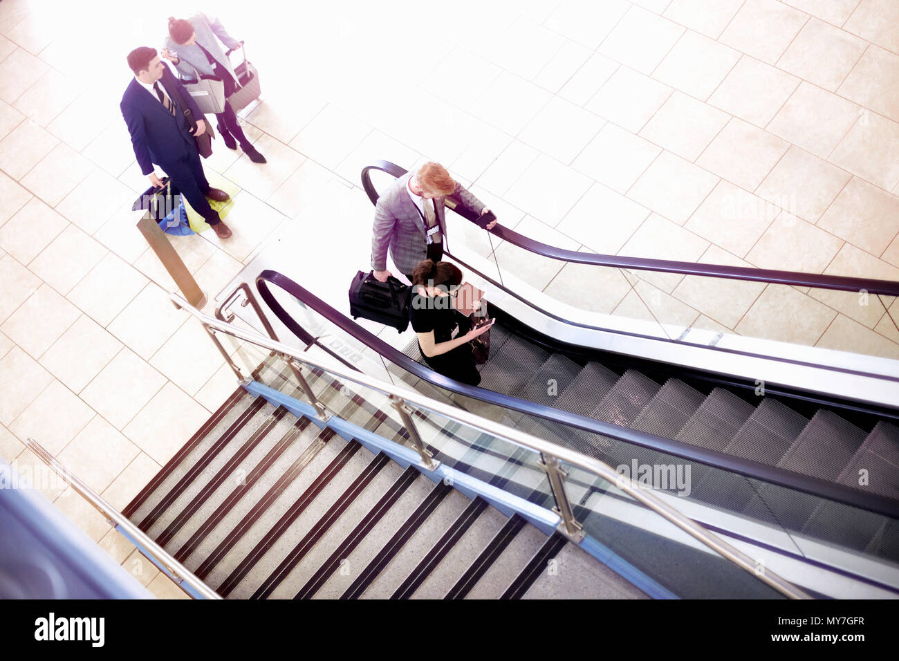 Geschäftsmänner und Frauen nach oben Flughafen Rolltreppe, hohe Betrachtungswinkel Stockfoto